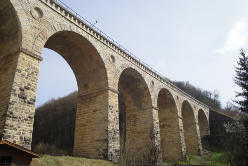 Eisenbahnstories, mächtige Burgruine und prickelnder Wasserfall